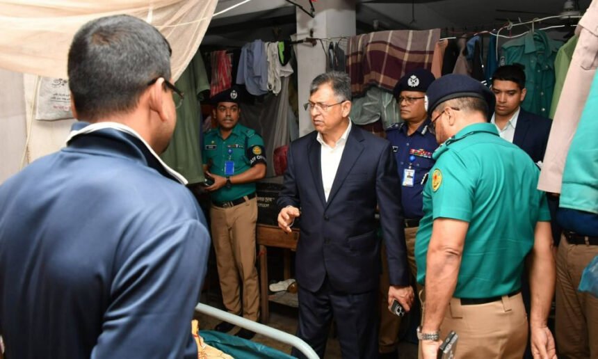 তেজগাঁও থানা আকস্মিক পরিদর্শনে স্বরাষ্ট্রমন্ত্রী