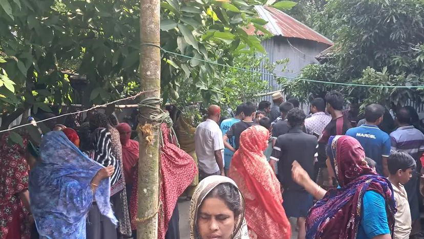 নিজ বাড়িতে চা-দোকানিকে গলা কেটে হত্যা
