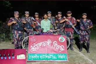 ৫ বোতল ভারতীয় ‘ফেন্সিবিল’সহ যুবক আটক