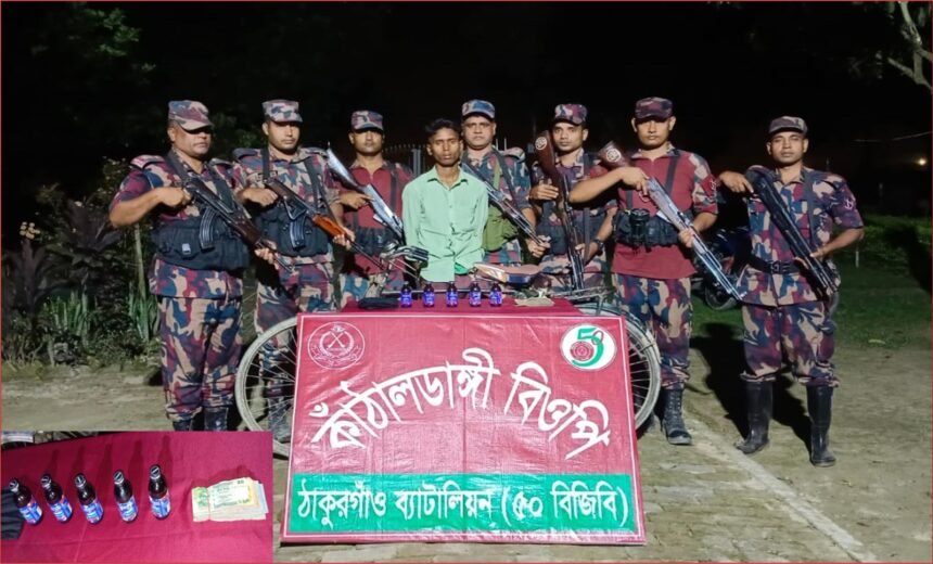 ৫ বোতল ভারতীয় ‘ফেন্সিবিল’সহ যুবক আটক
