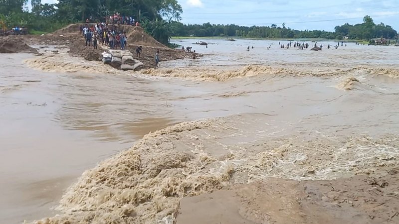 হবিগঞ্জে খোয়াই নদীর বাঁধে ফের ভাঙন, লোকালয়ে ঢুকছে পানি
