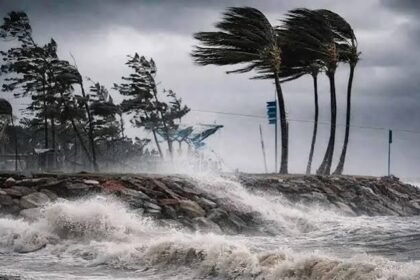 দেশের সাত অঞ্চলে ঝড়ের আভাস, নদীবন্দরে ১ নম্বর সতর্ক সংকেত
