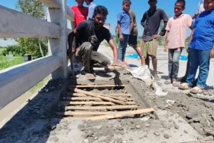 টাঙ্গাইলে নির্মাণাধীন ব্রিজে রডের বদলে বাঁশ ব্যবহারের অভিযোগ