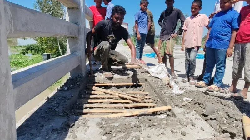 টাঙ্গাইলে নির্মাণাধীন ব্রিজে রডের বদলে বাঁশ ব্যবহারের অভিযোগ