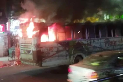মিরপুরে চলন্ত বাসে আগুন