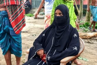 হিলিতে বিয়ের দাবিতে প্রেমিকের বাড়িতে তরুণীর অনশন