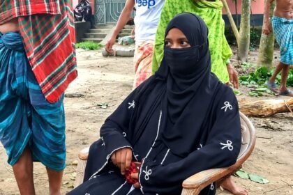 হিলিতে বিয়ের দাবিতে প্রেমিকের বাড়িতে তরুণীর অনশন
