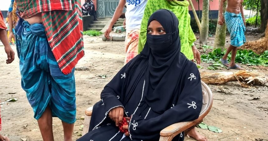 হিলিতে বিয়ের দাবিতে প্রেমিকের বাড়িতে তরুণীর অনশন