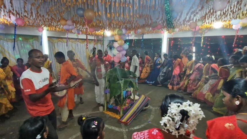 ঠাকুরগাঁওয়ে নাচ-গান আর আনন্দে ওরাঁওদের কারাম উৎসব