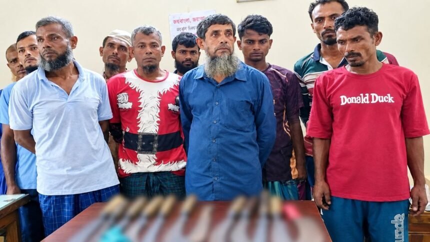 অস্ত্র নিয়ে আদালতে হাজিরা দিতে এসে আটক ১১