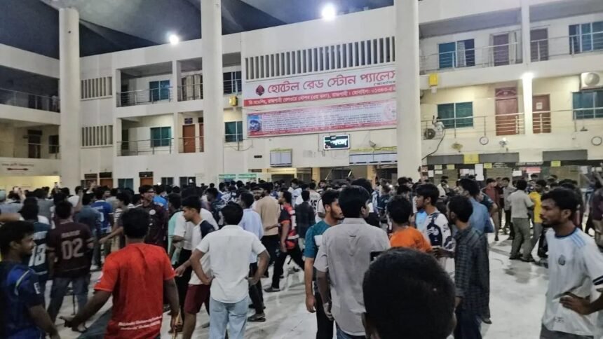 রাবি শিক্ষার্থীকে মারধরের অভিযোগে স্টেশন ঘেরাও