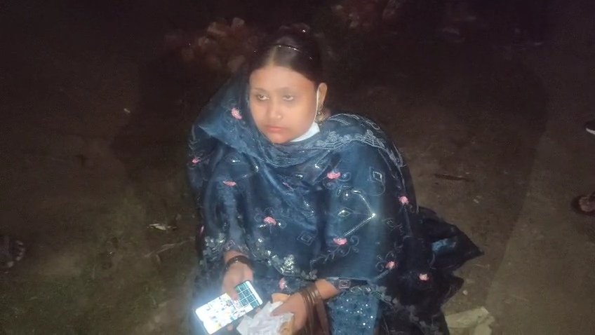 বিয়ের দাবিতে ঠাকুরগাঁওয়ে তরুণীর অনশন