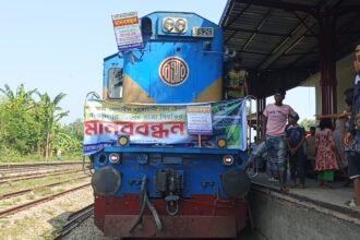দারোয়ানি স্টেশনে সব ট্রেনের বিরতির দাবিতে রেলপথ অবরোধ, দুর্ভোগে যাত্রীরা