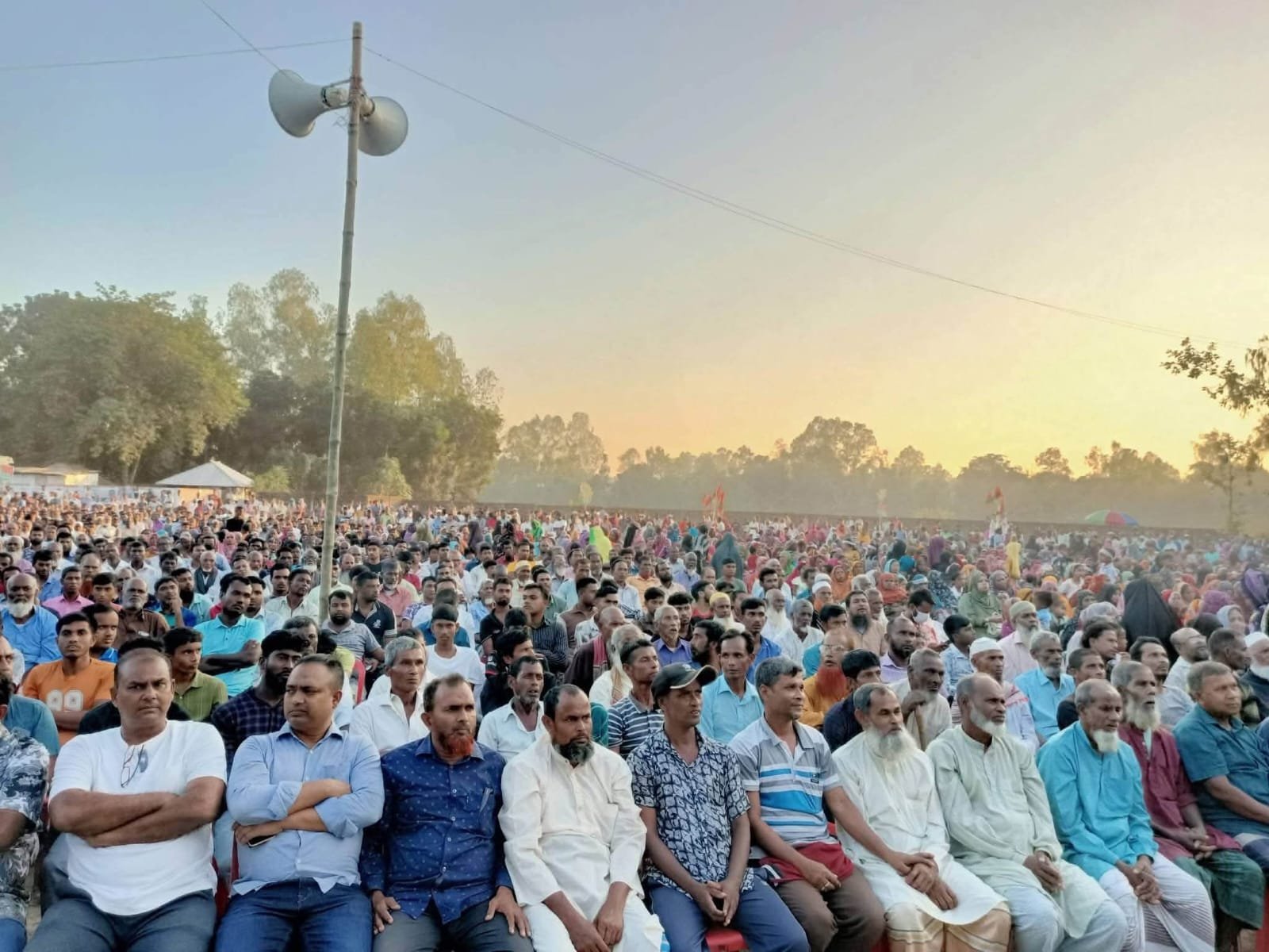 ভূল্লী উপজেলায় বিএনপির ধানের শীষের নির্বাচনী জনসভায় হাজারো মানুষের জনসমুদ্র সৃষ্টি হয়েছে