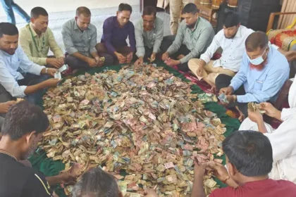 ফকির লালন সাঁইয়ের দানবাক্স খুলে টাকা গণনা করা হয়/