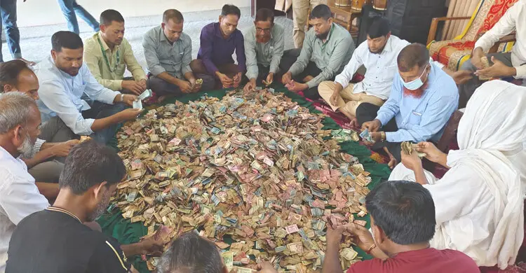 ফকির লালন সাঁইয়ের দানবাক্স খুলে টাকা গণনা করা হয়/