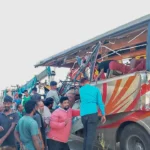 রংপুরে দাঁড়িয়ে থাকা ডাম্প ট্রাকে বাসের ধাক্কায় নিহত ৩, নিহত ৩, আহত ১৫