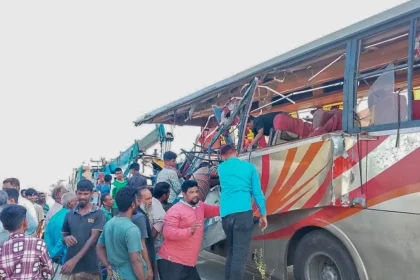 রংপুরে দাঁড়িয়ে থাকা ডাম্প ট্রাকে বাসের ধাক্কায় নিহত ৩, নিহত ৩, আহত ১৫