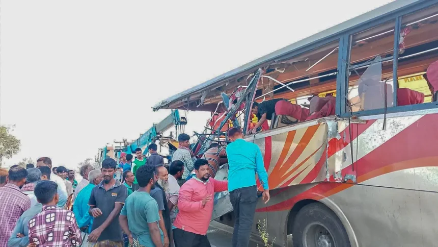 রংপুরে দাঁড়িয়ে থাকা ডাম্প ট্রাকে বাসের ধাক্কায় নিহত ৩, নিহত ৩, আহত ১৫
