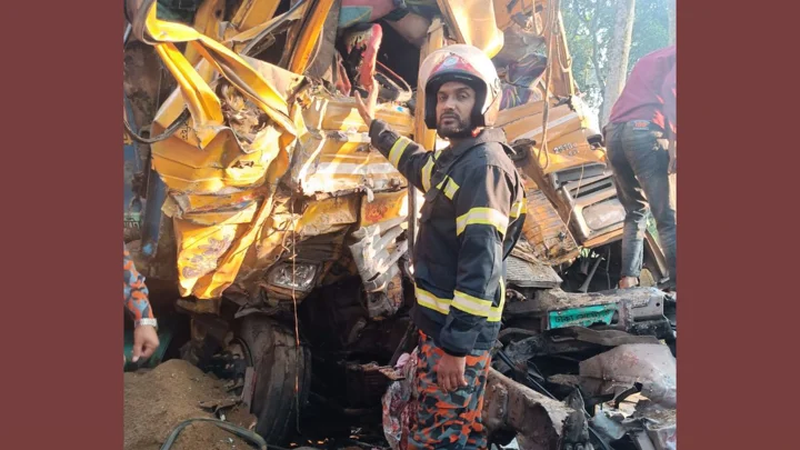নাটোরে বাস-ট্রাক সংঘর্ষ: নিহত ১৪ জনের মধ্যে ১২ জনের পরিচয় শনাক্ত